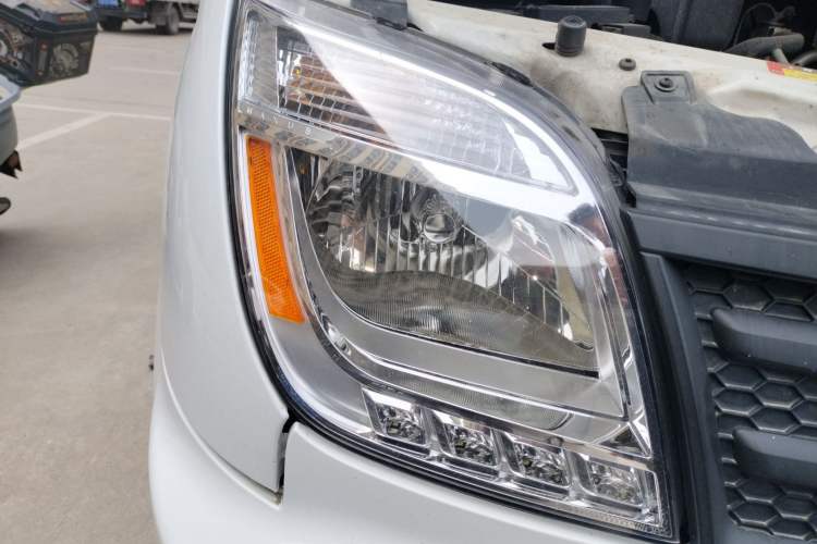 Used SAIC MAXUS Xintu V80 2021 2.0T Manual Classic Aoyuntong 127 PS Mid-axle Mid-roof 6/7/8/9-Seater Right Front Headlight