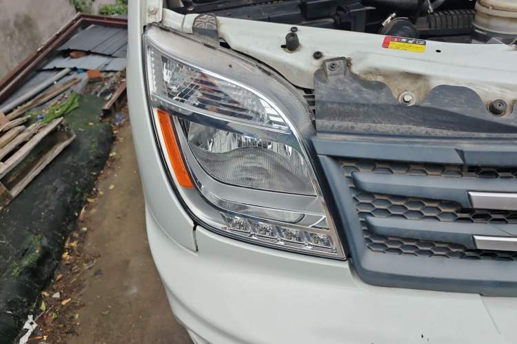 Used SAIC MAXUS Xintu V80 2021 2.0T Manual Classic City Delivery King Short Wheelbase Mid-Roof Design 3 Seats Right Front Headlight