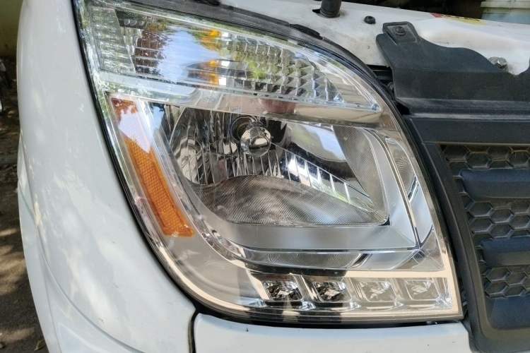 Used SAIC MAXUS Xintu V80 2021 2.0T Manual Classic Aoyuntong 127 PS Mid-axle Mid-roof 6/7/8/9-Seater Right Front Headlight
