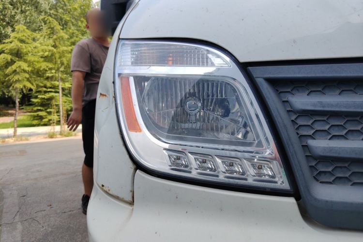 Used SAIC MAXUS Xintu V80  Right Front Headlight