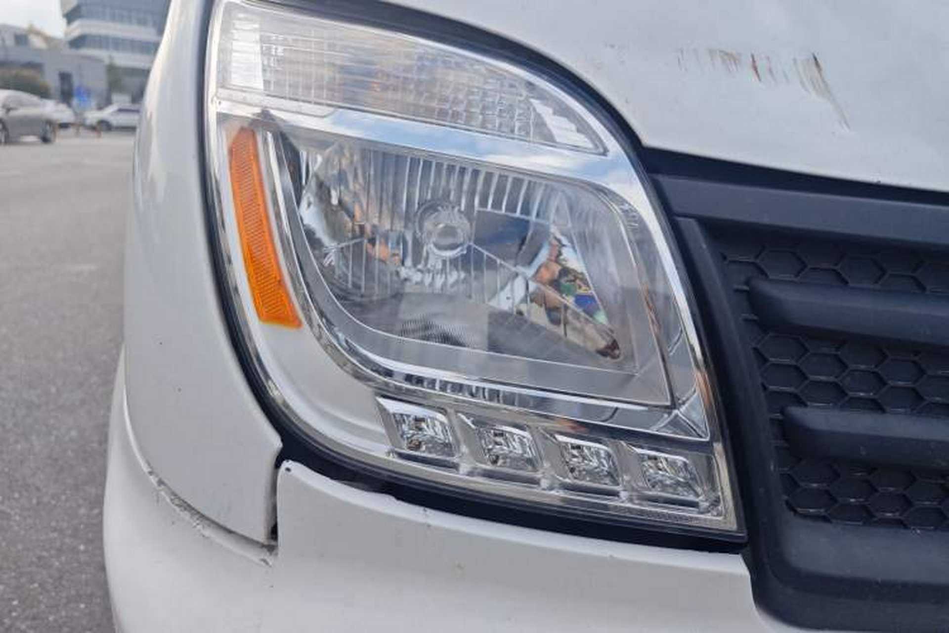 Used SAIC MAXUS Xintu V80 2021 2.0T AMT Classic Aoyuntong Short Wheelbase Mid-Roof 5/6-Seater Right Front Headlight