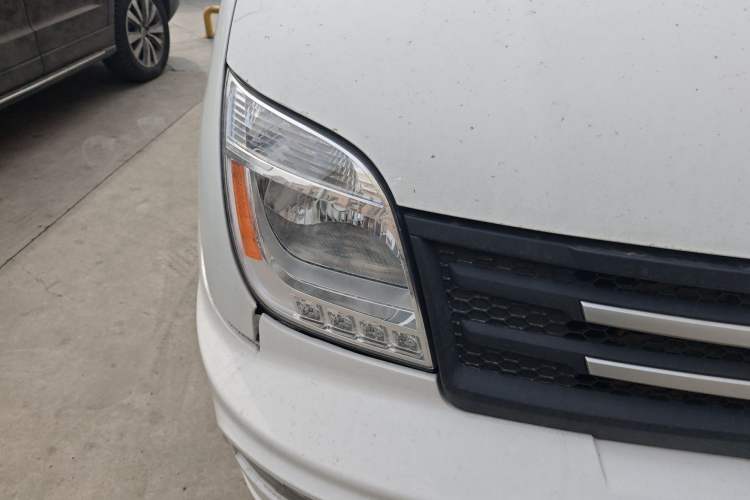 Used SAIC MAXUS Xintu V80 2021 2.0T Manual Classic Aoyuntong 127 PS Mid-axle Mid-roof 6/7/8/9-Seater Right Front Headlight
