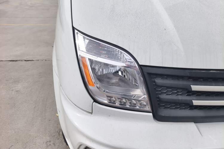 Used SAIC MAXUS Xintu V80 2021 2.0T AMT Classic Aoyuntong Short Wheelbase Mid-Roof 5/6-Seater Right Front Headlight