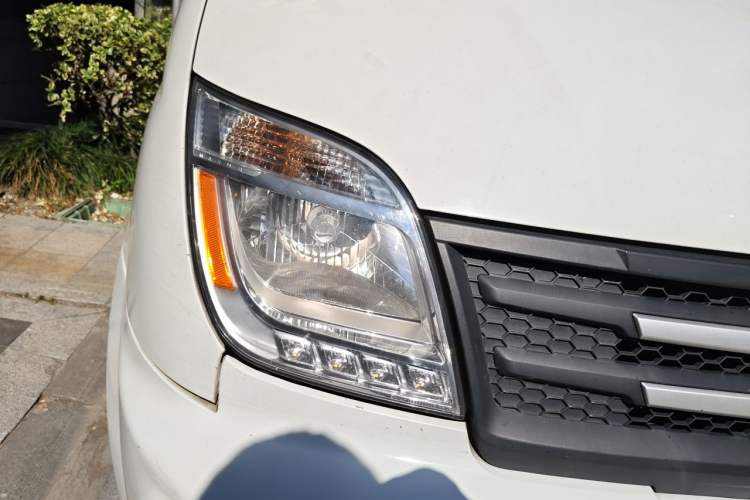 Used SAIC MAXUS Xintu V80 2021 2.0T Manual Classic Aoyuntong 127 PS Mid-axle Mid-roof 6/7/8/9-Seater Right Front Headlight