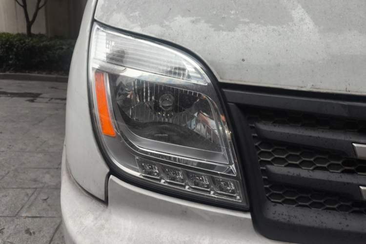Used SAIC MAXUS Xintu V80 2021 2.0T Manual Classic Aoyuntong Long Wheelbase Mid-Roof 6/7/8/9-Seater Right Front Headlight