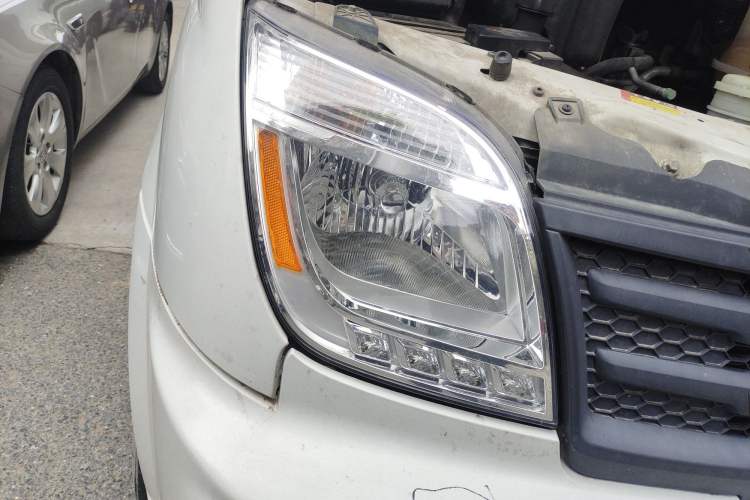 Used SAIC MAXUS Xintu V80 2021 2.0T Manual Classic Aoyuntong Long Wheelbase Mid-Roof 6/7/8/9-Seater Right Front Headlight