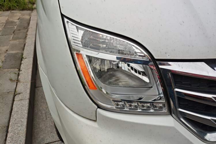 Used SAIC MAXUS Xintu V80 2021 2.0T PLUS Manual All-Around King Long Wheelbase Mid-Roof Variant with 6/7/8/9 Seats Right Front Headlight