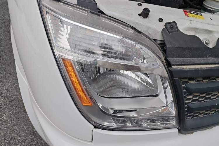 Used SAIC MAXUS Xintu V80 2021 2.0T PLUS Manual Van Short Wheelbase Mid-Roof Design 3-Seater Right Front Headlight