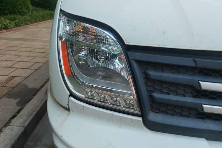 Used SAIC MAXUS Xintu V80 2021 2.0T Manual Classic Aoyuntong Short Wheelbase Mid-Roof 5/6-Seater Right Front Headlight