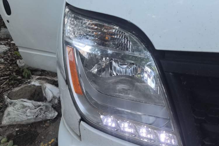 Used SAIC MAXUS Xintu V80 2021 2.0T Manual Classic Aoyuntong Long Wheelbase Mid-Roof 6/7/8/9-Seater Right Front Headlight