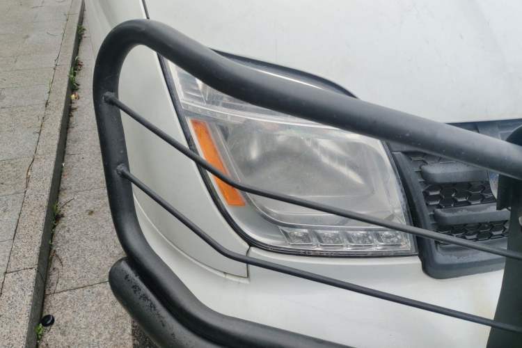 Used SAIC MAXUS Xintu V80 2021 2.0T Manual Classic City Delivery King Long Wheelbase Mid-Roof 3 Seats Right Front Headlight