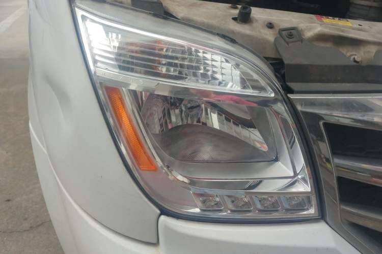 Used SAIC MAXUS Xintu V80 2021 2.0T PLUS Manual Aoyuntong Short Wheelbase Mid-Roof 5/6-Seater Right Front Headlight