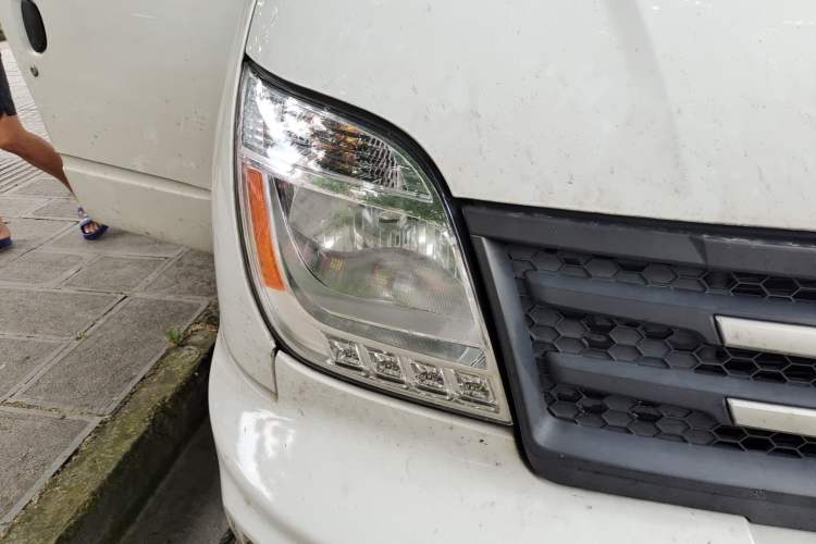Used SAIC MAXUS Xintu V80 2021 2.0T Manual Classic Aoyuntong 139 PS Mid-axle Mid-roof 6/7/8/9-Seater Right Front Headlight