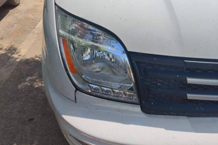 Used SAIC MAXUS Xintu V80 2021 2.0T Manual Classic Aoyuntong Short Wheelbase Ultra-Low Roof 5/6-Seater Right Front Headlight