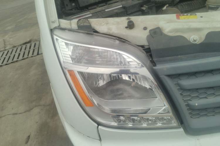 Used SAIC MAXUS Xintu V80 2021 2.0T Manual Classic Aoyuntong Short Wheelbase Ultra-Low Roof 5/6-Seater Right Front Headlight