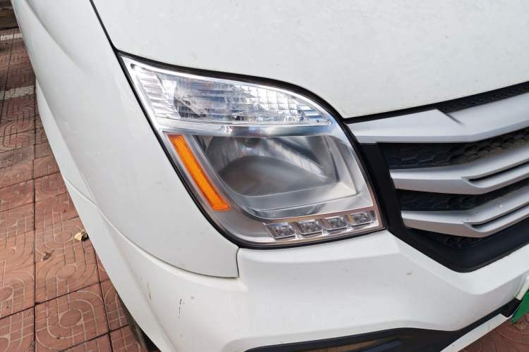 Used SAIC MAXUS Xintu V80 2021 2.0T Manual Classic Aoyuntong Short Wheelbase Mid-Roof 5/6-Seater Right Front Headlight