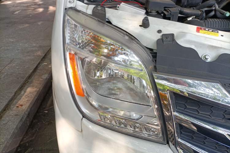 Used SAIC MAXUS Xintu V80 2021 2.0T AMT Classic Aoyuntong Short Wheelbase Mid-Roof 5/6-Seater Right Front Headlight