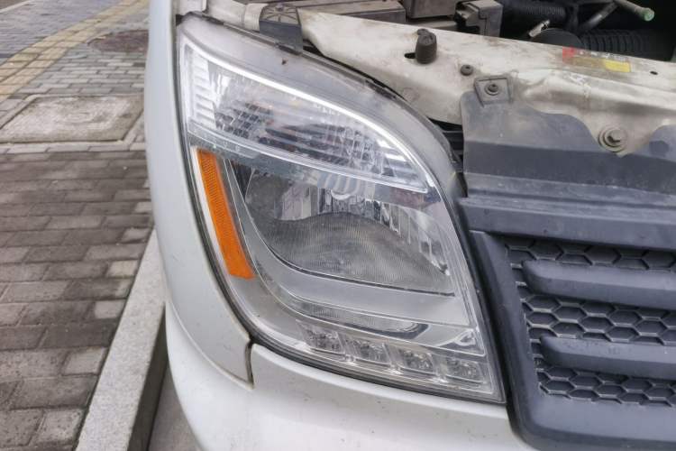 Used SAIC MAXUS Xintu V80 2021 2.0T Manual Classic Aoyuntong 127 PS Mid-axle Mid-roof 6/7/8/9-Seater Right Front Headlight