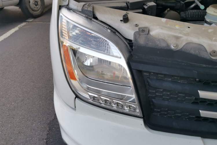 Used SAIC MAXUS Xintu V80 2021 2.0T Manual Classic Aoyuntong Short Wheelbase Ultra-Low Roof 5/6-Seater Right Front Headlight