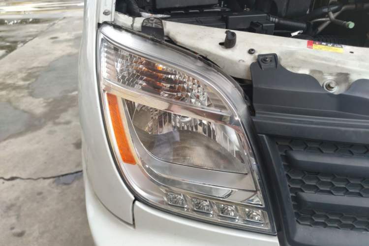 Used SAIC MAXUS Xintu V80 2021 2.0T Manual Classic Aoyuntong Long Wheelbase Mid-Roof 6/7/8/9-Seater Right Front Headlight