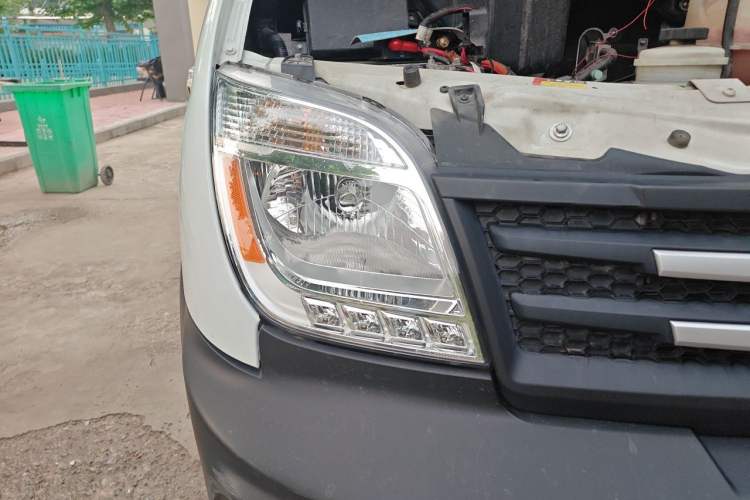 Used SAIC MAXUS Xintu V80  Right Front Headlight