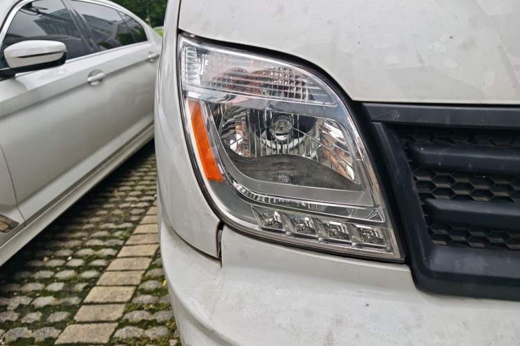 Used SAIC MAXUS Xintu V80 2021 2.0T Manual Classic Aoyuntong Short Wheelbase Mid-Roof 5/6-Seater Right Front Headlight