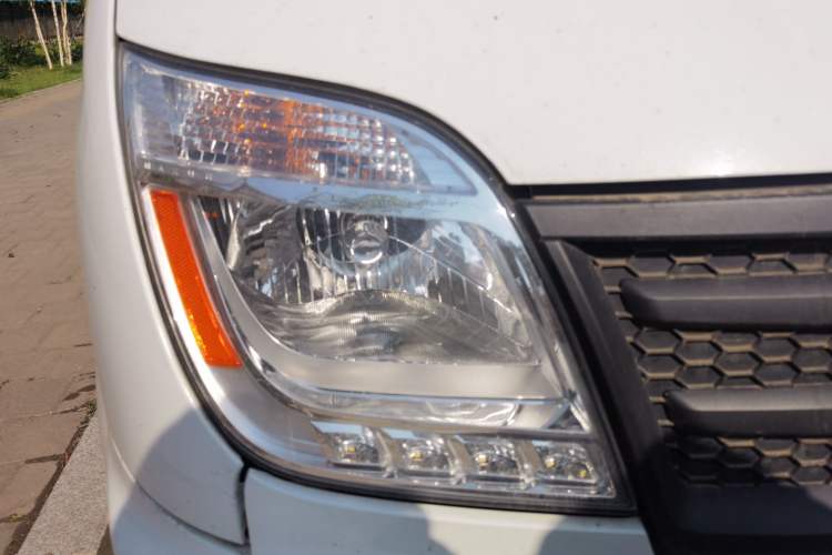 Used SAIC MAXUS Xintu V80 2021 2.0T Manual Classic Aoyuntong Short Wheelbase Mid-Roof 5/6-Seater Right Front Headlight
