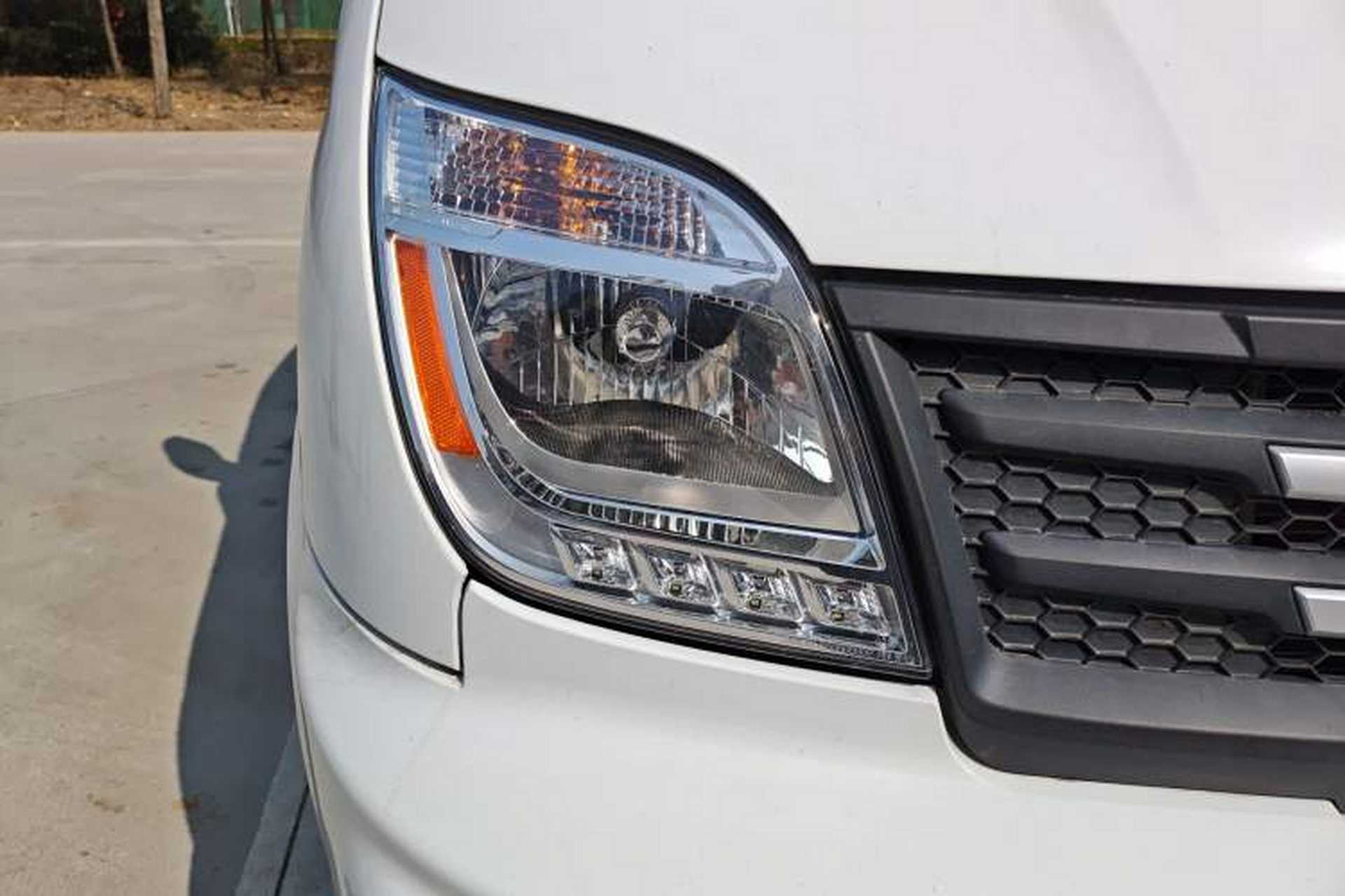 Used SAIC MAXUS Xintu V80 2021 2.0T Manual Classic Aoyuntong Short Wheelbase Ultra-Low Roof 7/8/9-Seater Right Front Headlight