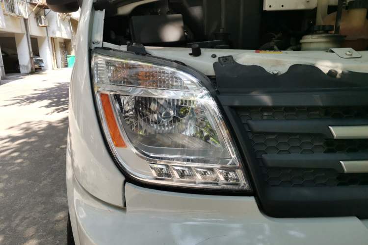 Used SAIC MAXUS Xintu V80 2021 2.0T PLUS AMT City Edition Short Wheelbase Ultra-Low Roof 5/6-Seater Right Front Headlight