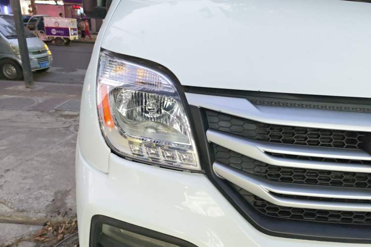 Used SAIC MAXUS Xintu V80 2021 2.0T PLUS Manual All-Around King Short Wheelbase Mid-Roof Variant—5/6/7/8/9-Seater Right Front Headlight