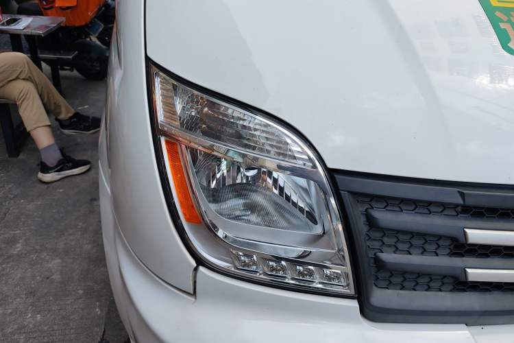 Used SAIC MAXUS Xintu V80 2021 2.0T AMT Classic Aoyuntong 127 PS Mid-axle Mid-roof 6/7/8/9-Seater Right Front Headlight
