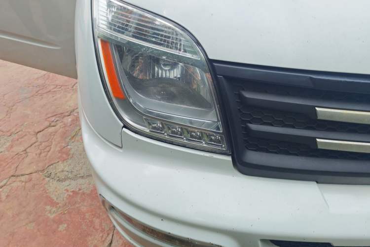 Used SAIC MAXUS Xintu V80 2021 2.0T Manual Classic Aoyuntong 139 PS Mid-axle Mid-roof 6/7/8/9-Seater Right Front Headlight