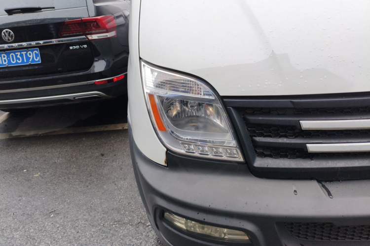 Used SAIC MAXUS Xintu V80  Right Front Headlight