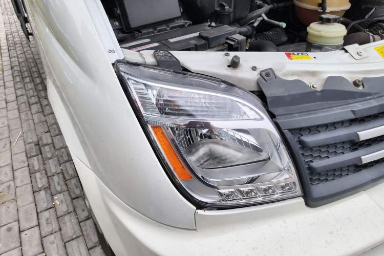 Used SAIC MAXUS Xintu V80 2021 2.0T AMT Classic Aoyuntong 127 PS Mid-axle Mid-roof 6/7/8/9-Seater Right Front Headlight