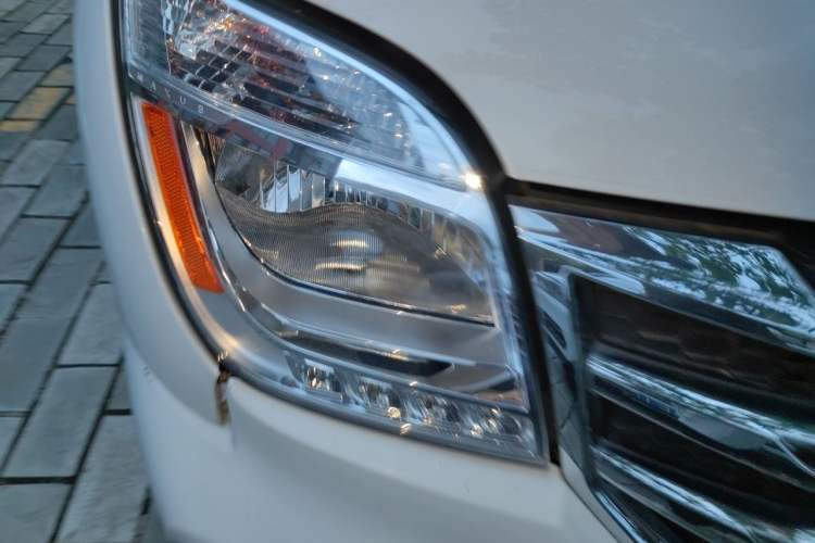 Used SAIC MAXUS Xintu V80 2021 2.0T PLUS AMT All-Rounder Short Wheelbase Mid-Roof 5/6/7/8/9-Seater Right Front Headlight