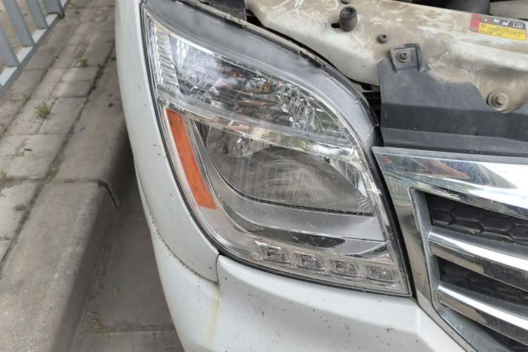 Used SAIC MAXUS Xintu V80 2021 2.0T PLUS AMT All-in-One King Long Wheelbase Mid-Roof Design—6/7/8/9-Seater Right Front Headlight