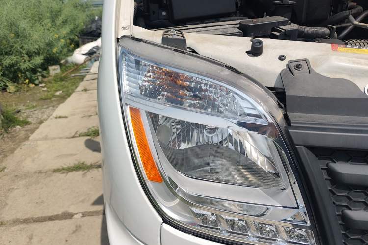 Used SAIC MAXUS Xintu V80 2021 2.0T AMT Classic Aoyuntong Short Wheelbase Mid-Roof 5/6-Seater Right Front Headlight
