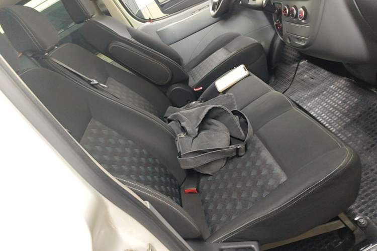 Used SAIC MAXUS Xintu V80 2021 2.0T PLUS AMT City Edition Short Wheelbase Ultra-Low Roof 5/6-Seater Right Front Seat