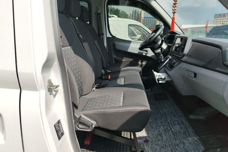 Used SAIC MAXUS Xintu V80 2021 2.0T AMT Classic Aoyuntong Short Wheelbase Mid-Roof 5/6-Seater Right Front Seat