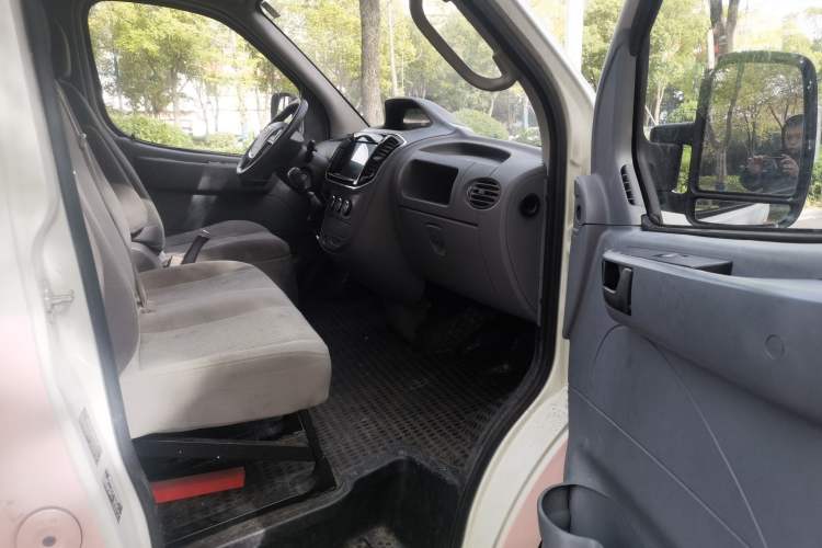 Used SAIC MAXUS Xintu V80 2021 2.0T Manual Classic City Delivery King Long Wheelbase Mid-Roof 3 Seats Right Front Seat