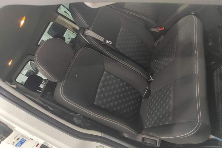 Used SAIC MAXUS Xintu V80 2021 2.0T AMT Classic Aoyuntong Short Wheelbase Ultra-Low Roof 5/6-Seater Right Front Seat