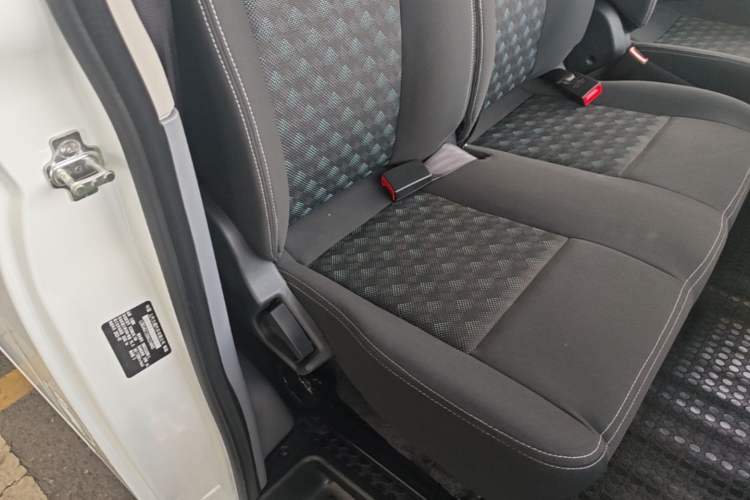 Used SAIC MAXUS Xintu V80 2021 2.0T Manual Classic Aoyuntong Short Wheelbase Ultra-Low Roof 5/6-Seater Right Front Seat