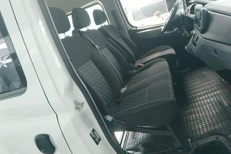 Used SAIC MAXUS Xintu V80 2021 2.0T Manual Classic Aoyuntong 127 PS Mid-axle Mid-roof 6/7/8/9-Seater Right Front Seat