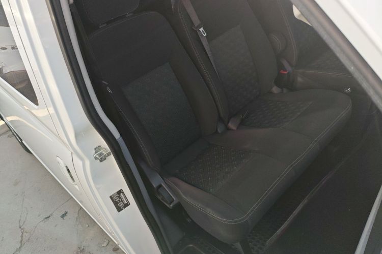 Used SAIC MAXUS Xintu V80 2021 2.0T PLUS Manual All-Around King Long Wheelbase Mid-Roof Variant with 6/7/8/9 Seats Right Front Seat