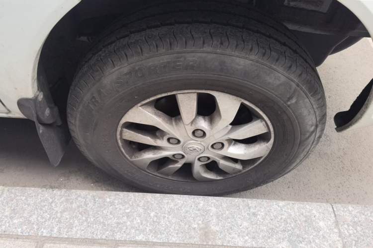 Used SAIC MAXUS Xintu V80 2021 2.0T PLUS Manual Aoyuntong Short Wheelbase Mid-Roof 5/6-Seater Right Front Wheel Hub