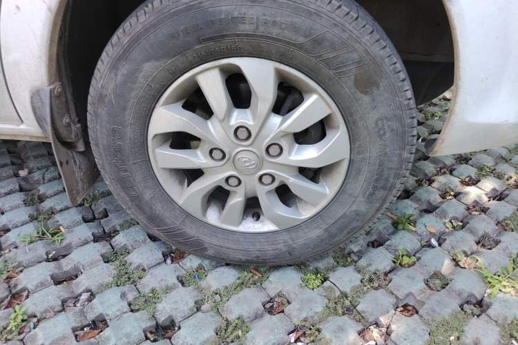 Used SAIC MAXUS Xintu V80 2021 2.0T PLUS Manual - Aoyuntong Long Wheelbase Mid-Roof Available in 6/7/8/9-Seater Configurations Right Front Wheel Hub