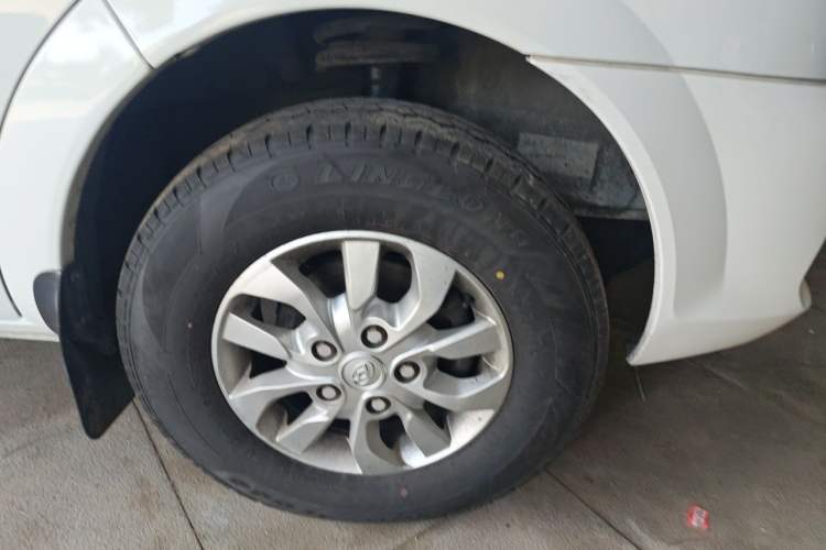 Used SAIC MAXUS Xintu V80 2021 2.0T PLUS AMT All-in-One King Long Wheelbase Mid-Roof Design—6/7/8/9-Seater Right Front Wheel Hub