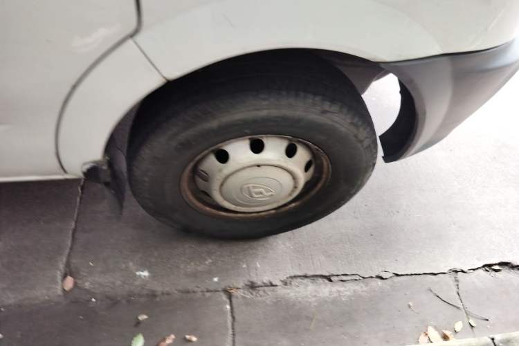 Used SAIC MAXUS Xintu V80  Right Front Wheel Hub