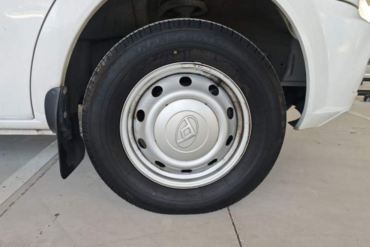 Used SAIC MAXUS Xintu V80 2021 2.0T Manual Classic Aoyuntong Short Wheelbase Ultra-Low Roof 5/6-Seater Right Front Wheel Hub