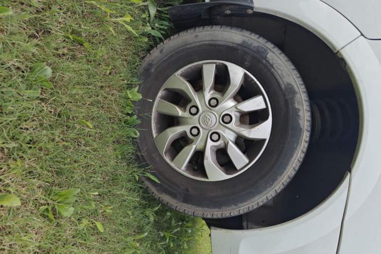 Used SAIC MAXUS Xintu V80 2021 2.0T PLUS Manual All-Around King Long Wheelbase Mid-Roof Variant with 6/7/8/9 Seats Right Front Wheel Hub